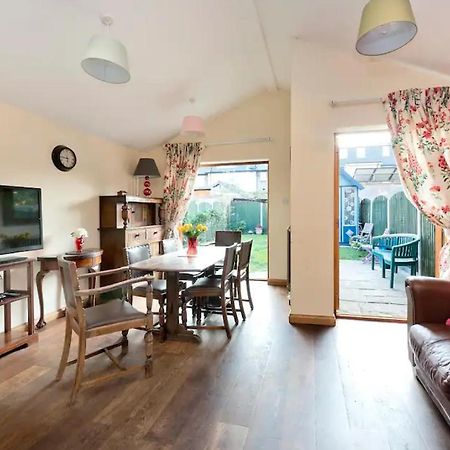Lovely Three Bedroomed House, Parking 2 Cars London Exteriör bild