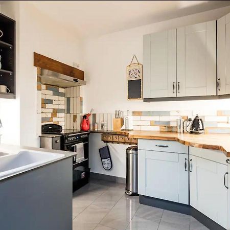 Lovely Three Bedroomed House, Parking 2 Cars London Exteriör bild