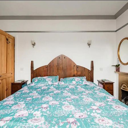 Lovely Three Bedroomed House, Parking 2 Cars London Exteriör bild