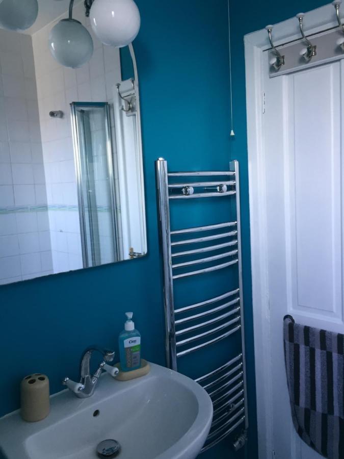 Lovely Three Bedroomed House, Parking 2 Cars London Exteriör bild