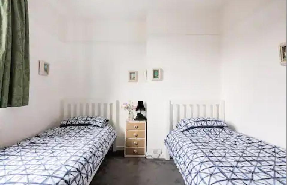 Lovely Three Bedroomed House, Parking 2 Cars London Exteriör bild