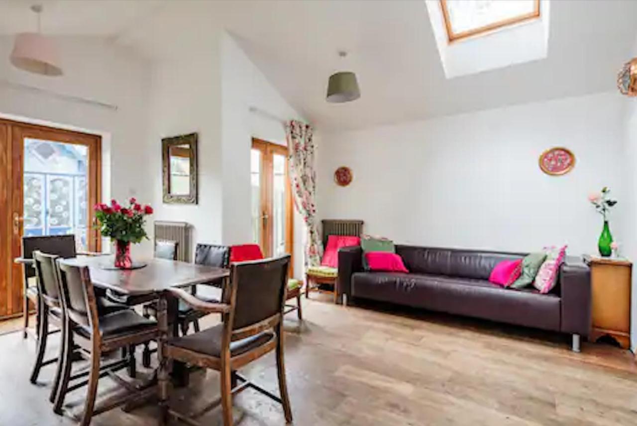 Lovely Three Bedroomed House, Parking 2 Cars London Exteriör bild