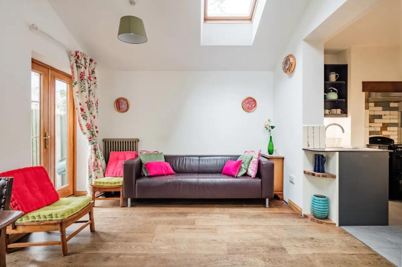 Lovely Three Bedroomed House, Parking 2 Cars London Exteriör bild