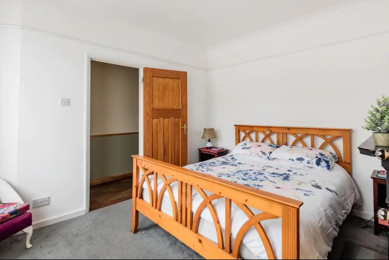 Lovely Three Bedroomed House, Parking 2 Cars London Exteriör bild