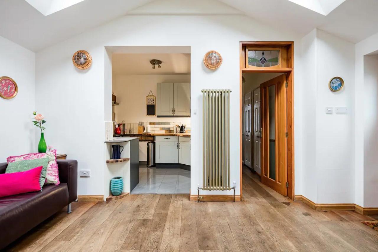 Lovely Three Bedroomed House, Parking 2 Cars London Exteriör bild