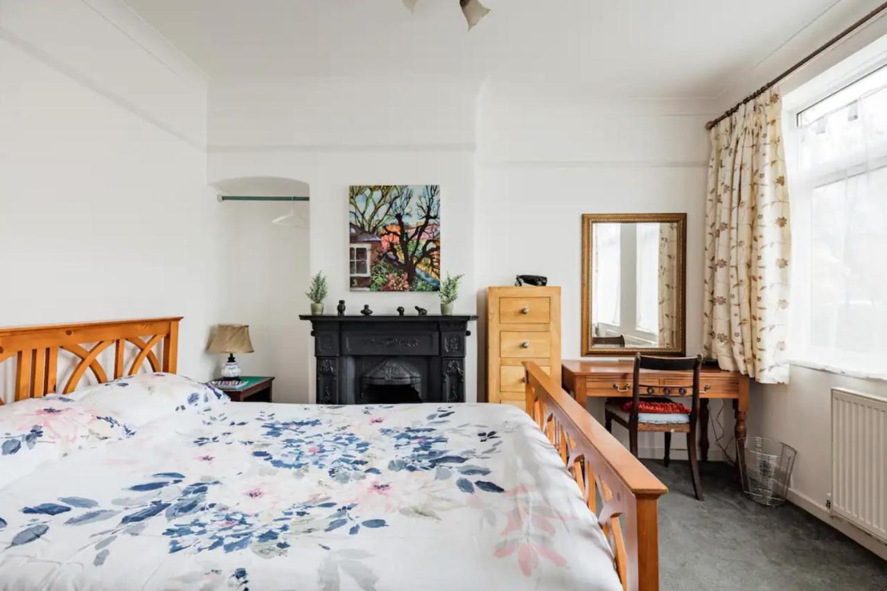 Lovely Three Bedroomed House, Parking 2 Cars London Exteriör bild