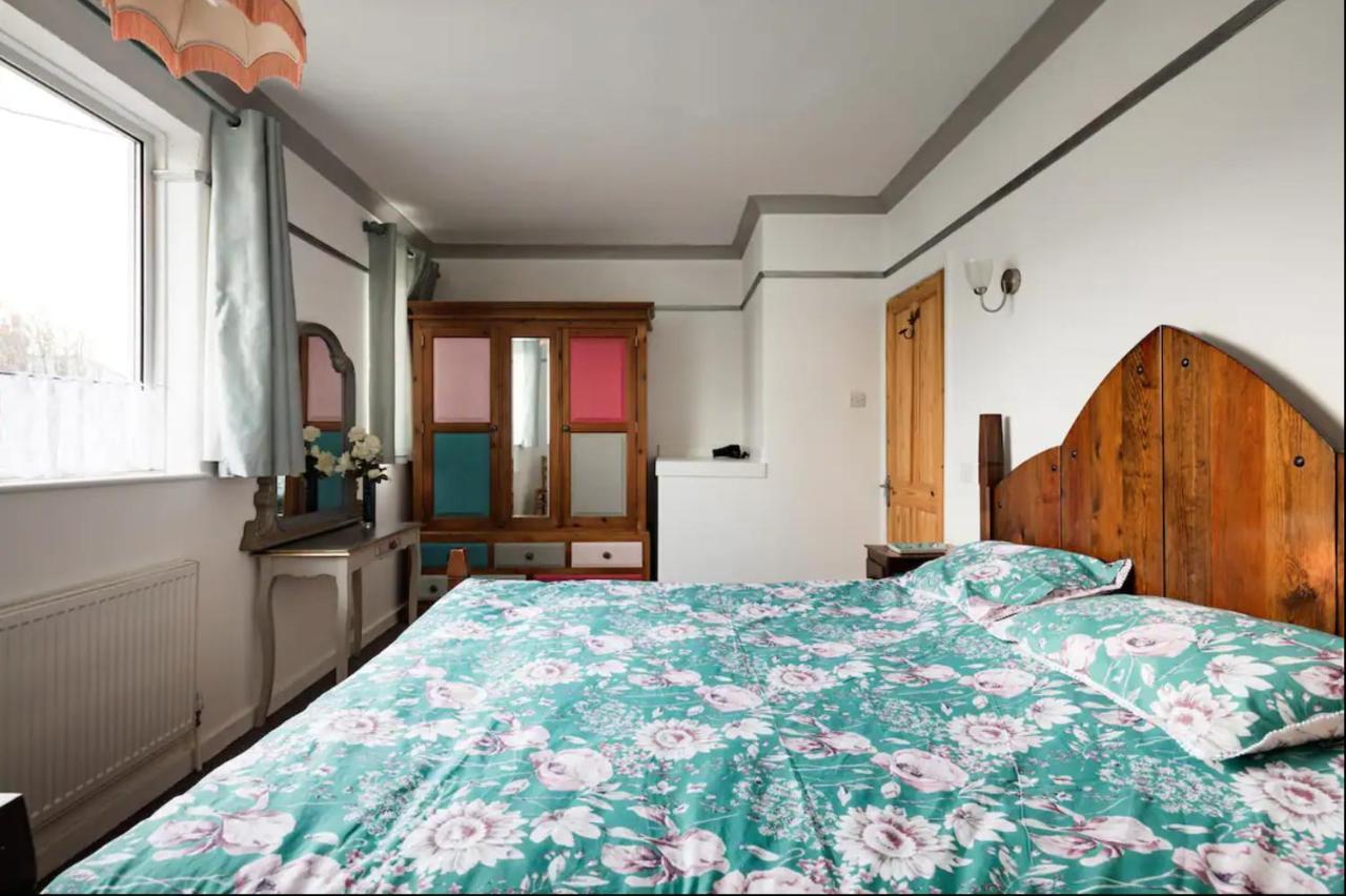 Lovely Three Bedroomed House, Parking 2 Cars London Exteriör bild