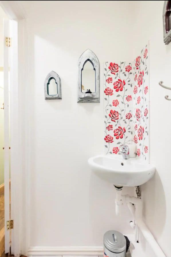 Lovely Three Bedroomed House, Parking 2 Cars London Exteriör bild