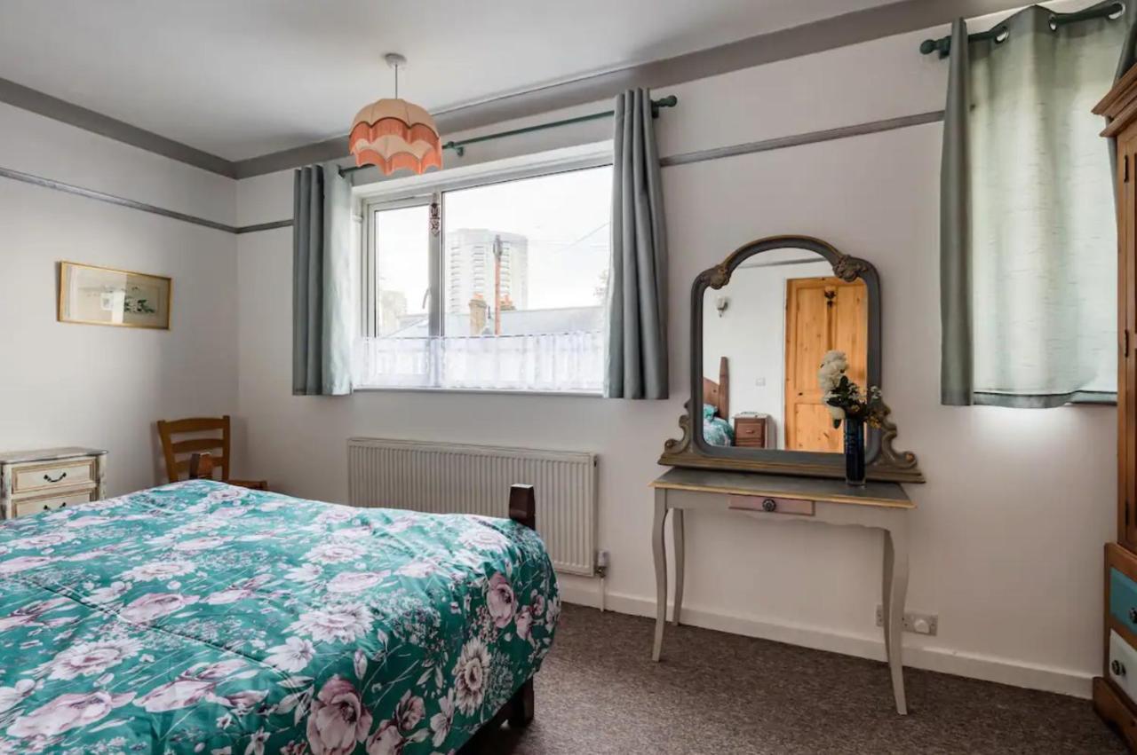 Lovely Three Bedroomed House, Parking 2 Cars London Exteriör bild