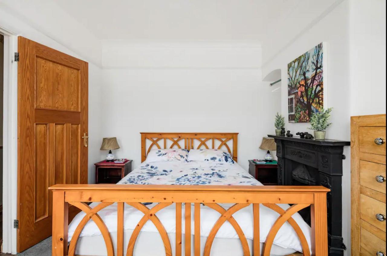 Lovely Three Bedroomed House, Parking 2 Cars London Exteriör bild