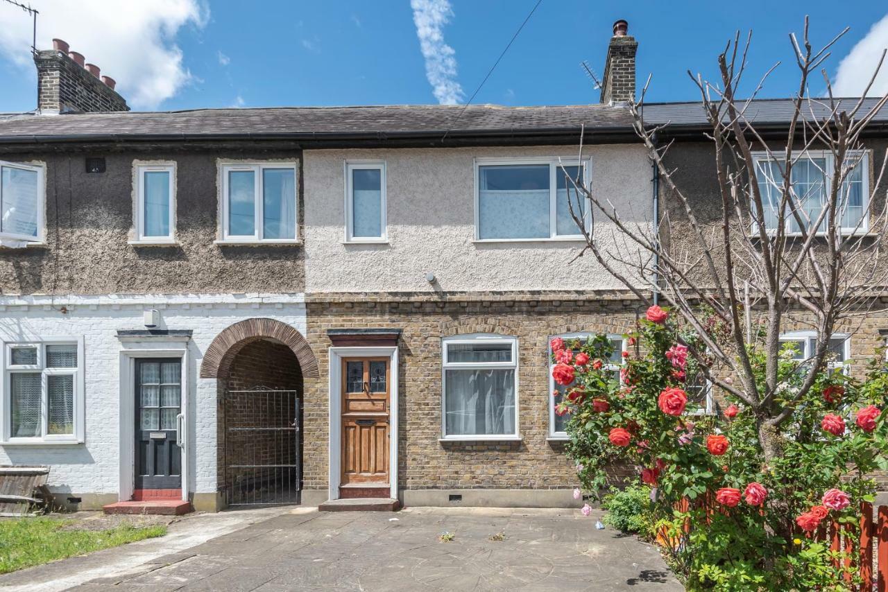 Lovely Three Bedroomed House, Parking 2 Cars London Exteriör bild