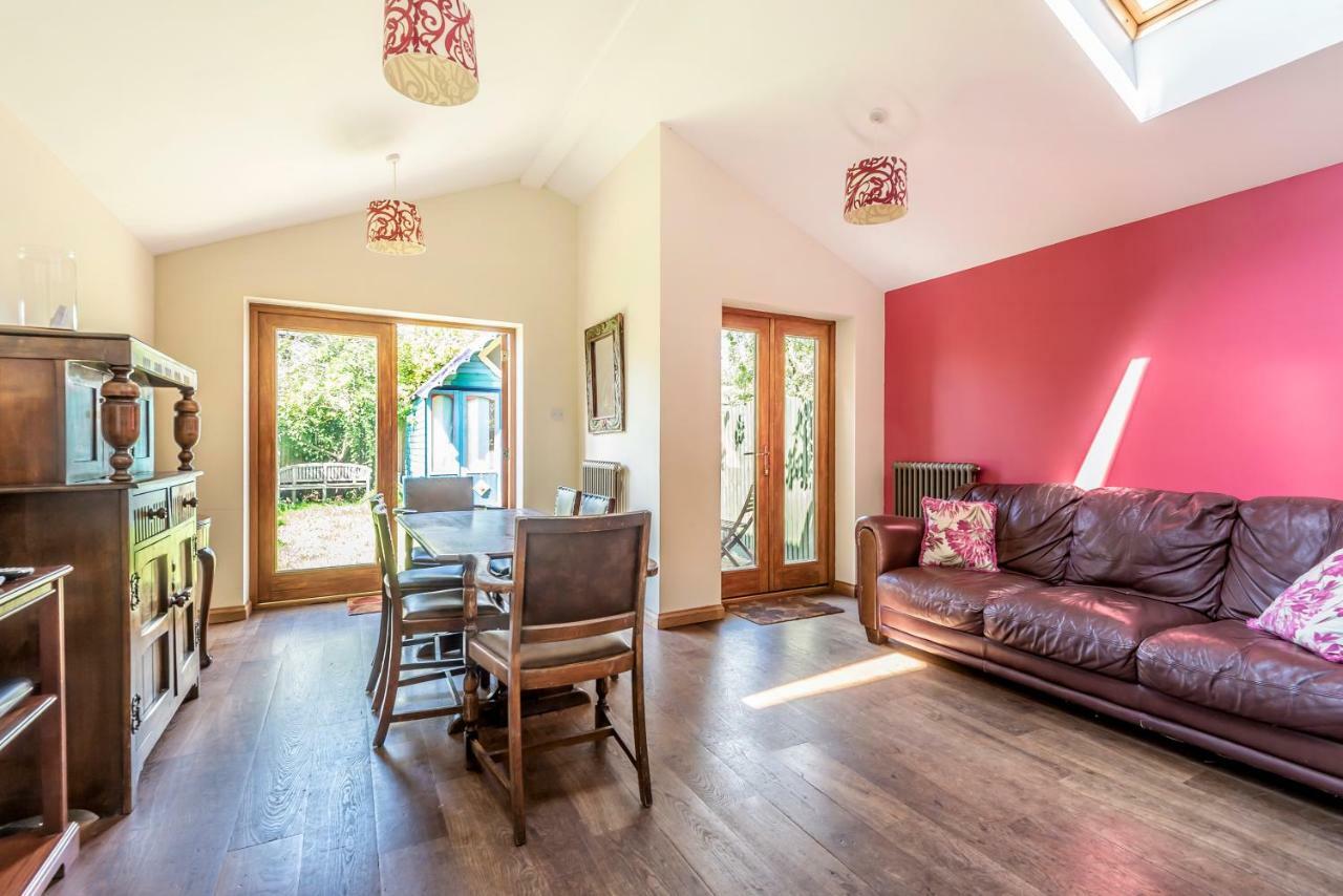 Lovely Three Bedroomed House, Parking 2 Cars London Exteriör bild